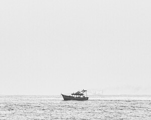 barco no mar