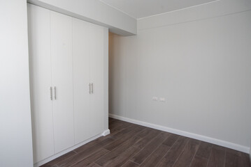 habitacion con closet empotrado de color blanco