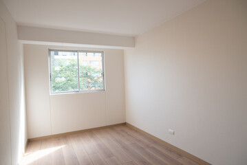 ventana de habitacion con acabados de madera