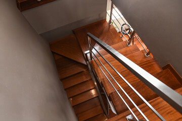escaleras de departamento duplex con acabados de madera y metal