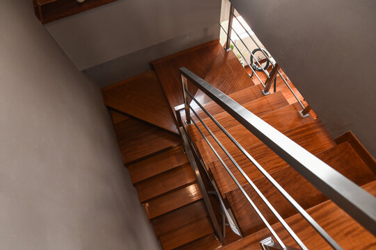 escaleras de departamento duplex con acabados de madera y metal