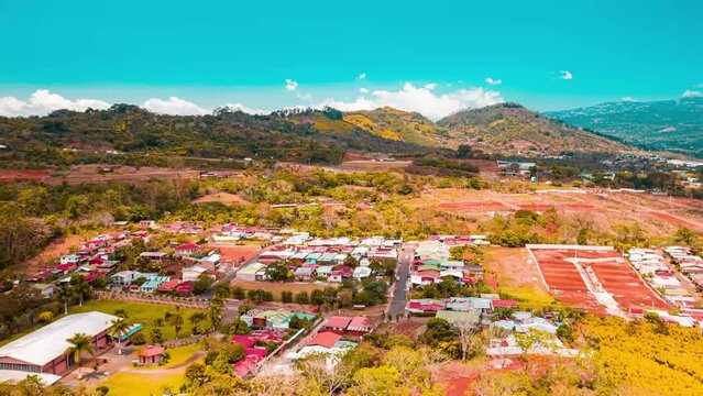 Ciudad desde el aire vuelo con drone lapso de tiempo