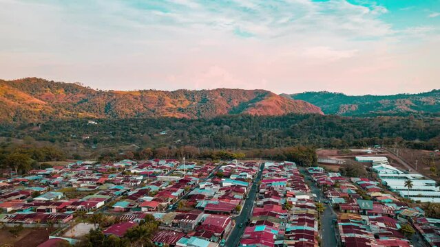Ciudad desde el aire vuelo con drone lapso de tiempo