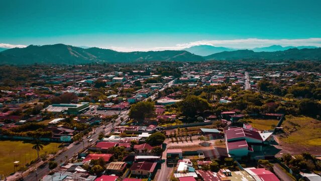 Ciudad desde el aire vuelo con drone lapso de tiempo