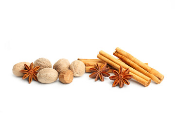 Anís estrellado, nuez moscada, canela sobre un fondo blanco liso y aislado. Vista de frente y de cerca. Copy space