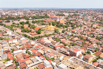 Obraz premium thatlaung stupa in vientiane, laos on drone angle shot