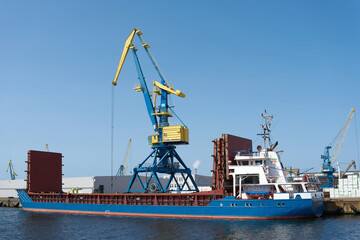 Kran im Hafen der Hansestadt Wismar beim beladen eines Schiffes