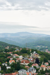 Fototapeta na wymiar Blick aus der Vogelperspektive auf die Stadt Wernigerode im Harz mit dem Gipfel des Brocken im Hintergrund 