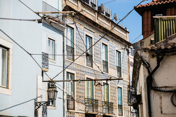 Strom- und Oberleitungen in der Altstadt von Lissabon, Portugal