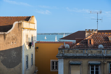 Blick von der Alfama, der Altstadt von Lissabon auf den Tejo, Lissabon, Portugal