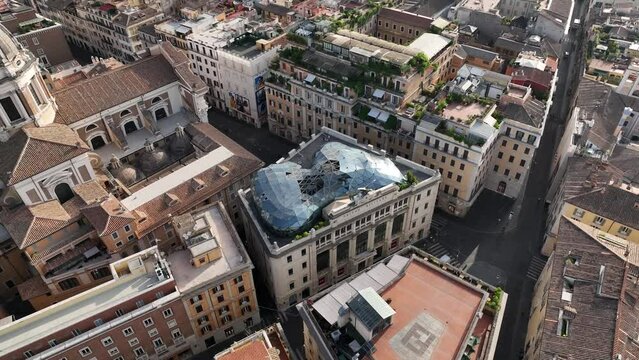 Vista aerea del palazzo dell'Unione Militare a Roma.  
Il drone vola sul centro di Roma a Largo Carlo Goldoni, vista sulla Lanterna e sulla Basilica. 