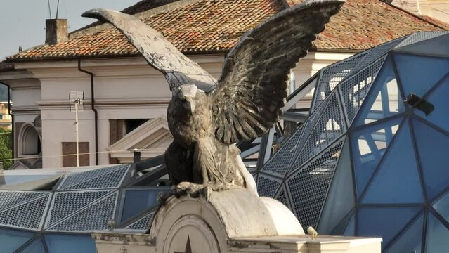 Vista aerea del palazzo dell'Unione Militare a Roma.  
Il drone vola sul centro di Roma a Largo Carlo Goldoni, vista sulla Lanterna e sulla Basilica. 