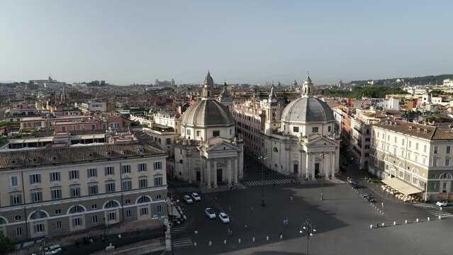 Da Piazza del Popolo all'altare della Patria a Roma, Italia.
Vista aerea del centro storico di roma chiamato Tridente. La piazza,  le chiese gemelle, le cupole, via del Babuino, Via del Corso e Via di