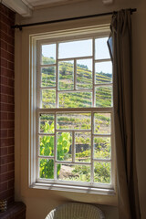 Janela de Casa com Paisagem em fundo no Rio Douro