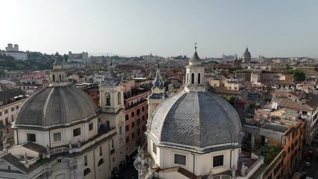 Da Piazza del Popolo all'altare della Patria a Roma, Italia.
Vista aerea del centro storico di roma chiamato Tridente. La piazza,  le chiese gemelle, le cupole, via del Babuino, Via del Corso e Via di