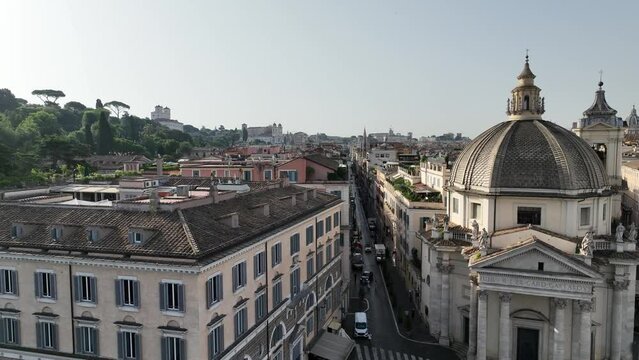 Da Piazza del Popolo all'altare della Patria a Roma, Italia.
Vista aerea del centro storico di roma chiamato Tridente. La piazza,  le chiese gemelle, le cupole, via del Babuino, Via del Corso e Via di
