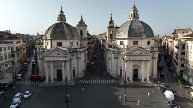Da Piazza del Popolo all'altare della Patria a Roma, Italia.
Vista aerea del centro storico di roma chiamato Tridente. La piazza,  le chiese gemelle, le cupole, via del Babuino, Via del Corso e Via di
