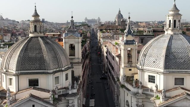 Da Piazza del Popolo all'altare della Patria a Roma, Italia.
Vista aerea del centro storico di roma chiamato Tridente. La piazza,  le chiese gemelle, le cupole, via del Babuino, Via del Corso e Via di