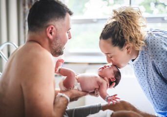 New born baby boy with the family in the hospital room - obrazy, fototapety, plakaty