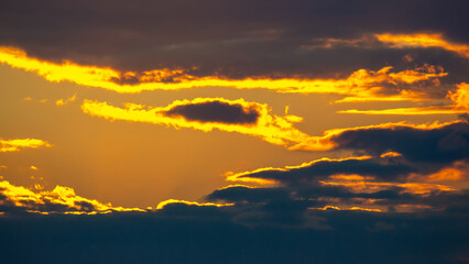 Obraz premium the expressive contrast of the clouds in the sky. sunset with bright clouds
