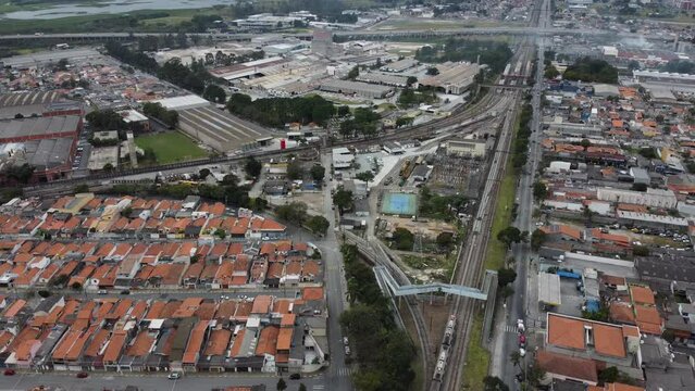 Vis&atilde;o a&eacute;rea da cidade de Po&aacute; SP Brasil captada do alto por um drone no centro da cidade com vis&atilde;o das casas e linha do trem da cidade. 