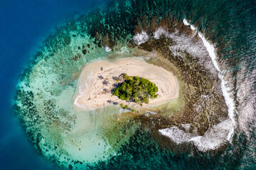 Isla desierta remota oceano pacifico polynesia francesa palmeras paraiso - obrazy, fototapety, plakaty