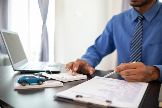 Car Dealers Have Brought Out Documents And Calculators To Calculate Interest Rates And Notify Car Payment To Customers Before Signing Purchase Contract For Accuracy. Using Calculator To Get Accurate