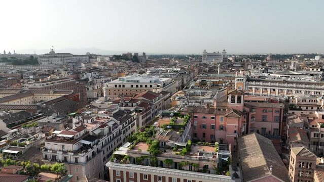 Spettacolare Vista aerea sul centro della citt&agrave; di Roma.  
Il drone vola sui principali monumenti del centro: l'altare della Patria, il Quirinale, via del Corso. 