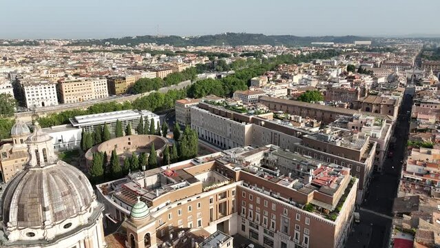 Vista aerea sul centro della citt&agrave; di Roma.  
Il drone vola sui principali monumenti del centro: Basilica santi Ambrogio e Carlo, Mausoleo di Augusto, via del Corso.