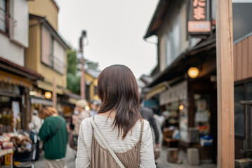 川越の観光スポットで買い物をする女性