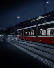 Fototapeta na wymiar Strassenbahn in Wien bei Nacht