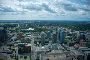 Fototapeta premium Vista aérea de la ciudad de Calgary, en Alberta, Canadá. Cielo nublado sobre la ciudad.