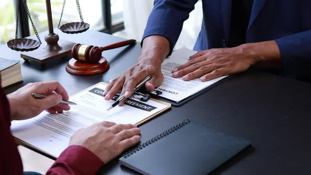 Attorneys or lawyers are advising clients in defamation cases, they are collecting evidence to bring charges against the parties for damages. The concept of defamation case counseling.