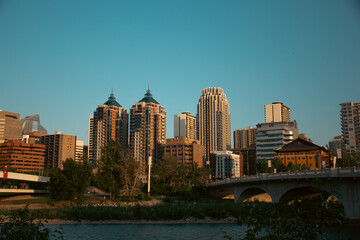 Obraz premium Vista de la ciudad de Calgary, en Alberta, Canadá. Edificios al atardecer, edificios corporativos.
