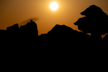 Steine im Vordergrund mit Sonnenuntergang im Hintergrund