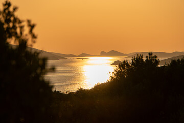 Fototapeta na wymiar Sonnenuntergang von einer kroatischen Insel mit Blick aufs Meer