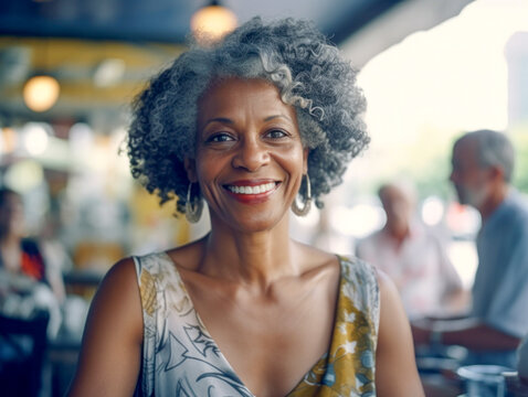 Seniorin, ältere schwarze Frau entspannt sich in einem Straßencafé. Generative KI