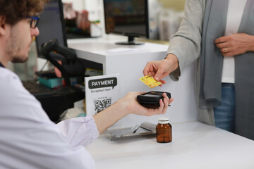 Obraz na płótnie Canvas Customer pay by credit card to buy drugs at pharmacy store, Paying for Medicaments with a credit card in pharmacy drugstore