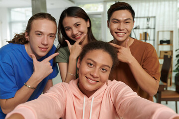 Obraz premium Diverse group of smiling teenagers taking selfie together