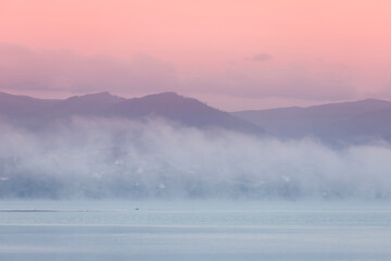 Krajobraz wodny. Poranek i mgła nad jeziorem.