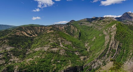 Fototapeta na wymiar Panorama de ravins dans les Alpes avec de la forêt