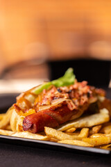 Hot-Dog con cebolla y papas