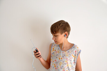 garoto sorridente  feliz com rádio, escutando musica, expressão postitiva  - obrazy, fototapety, plakaty