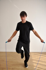 homem fazendo exercicios com pula corda, treino