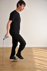 homem fazendo exercicios com pula corda, treino