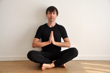 homem fazendo relaxamento, pose de yoga, alongamento e exercício corporal e mental , saúde e paz 