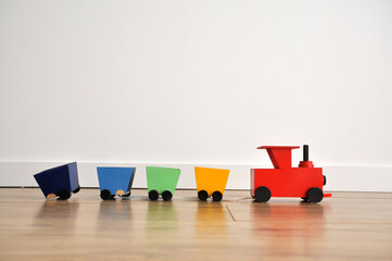 trem colorido infantil, carro de transporte colorido, inância divertida