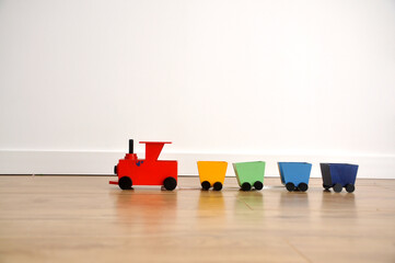 trem colorido infantil, carro de transporte colorido, inância divertida