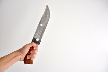 mão segurando faca 