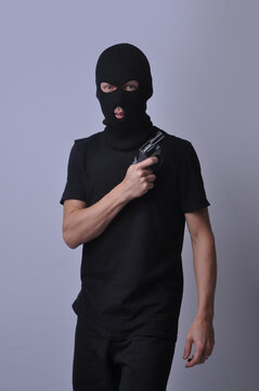 representa&ccedil;&atilde;o de criminoso assaltante segurando arma 